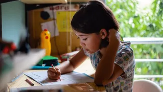 bambina a scuola